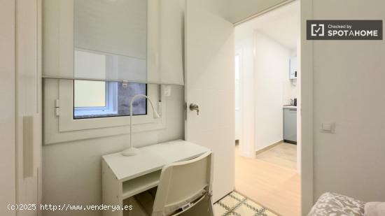 Se alquila habitación en piso compartido de 3 habitaciones en Eixample, Barcelona - BARCELONA