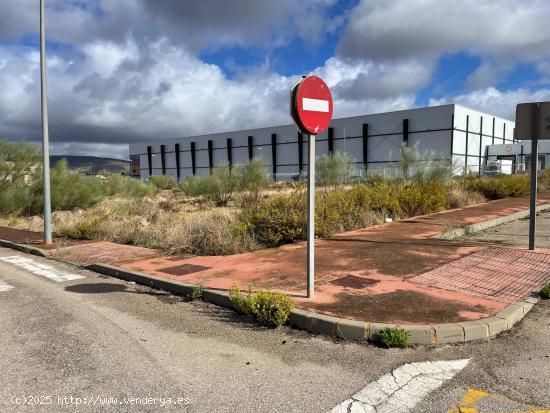  Parcela industrial en esquina a dos calles - MALAGA 