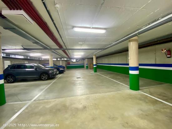 Plaza de parking para coche grande - BARCELONA