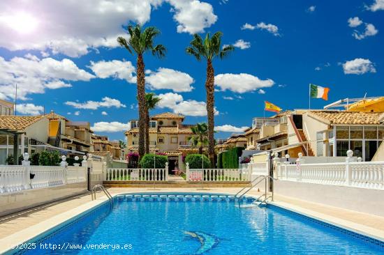  ADOSADO EN ORIHUELA COSTA CON PISCINA Y PARKING. SOLARUIM. LICENCIA TURISTICA. - ALICANTE 