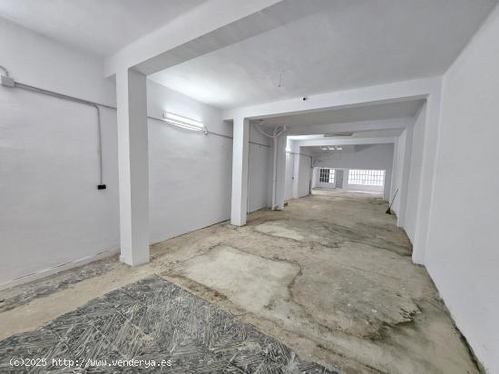  Se alquila local de 150 m2 cerca de Avenida Capuchinos y plaza Mª Agustina. Local con vado y persia 