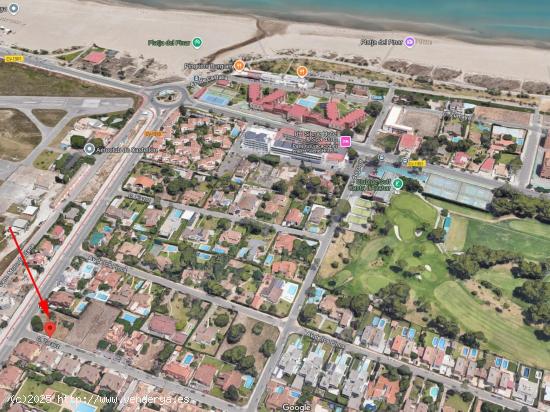  Se vende solar urbano de 975 m2 junto a la Playa del Pinar. Solar esquinero, cuadrado, con muchos me 