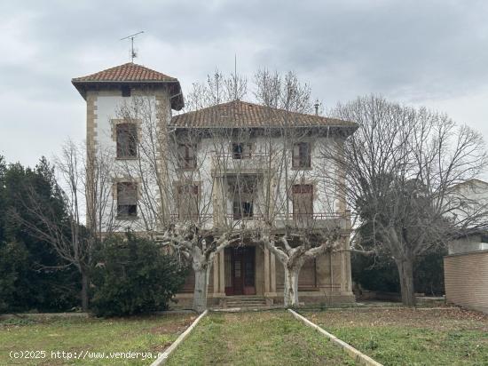 Casa palacio con parcela de 4500 m2 en Peralta - NAVARRA