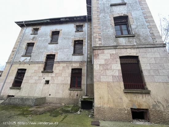 Casa palacio con parcela de 4500 m2 en Peralta - NAVARRA