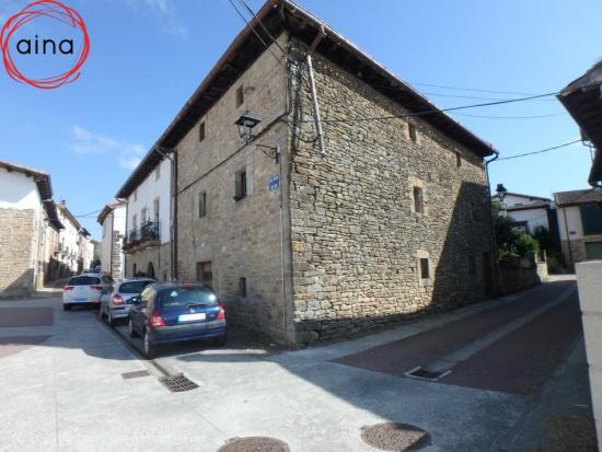 CASA EN EL CENTRO DE SALINAS DE IBARGOITI - NAVARRA