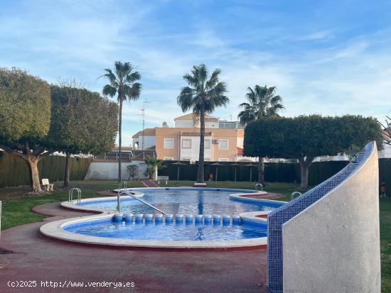 ADOSADO CON SOLARIUM Y PISCINA COMUNITARIA EN LA TORRETA-SIESTA, TORREVIEJA - ALICANTE