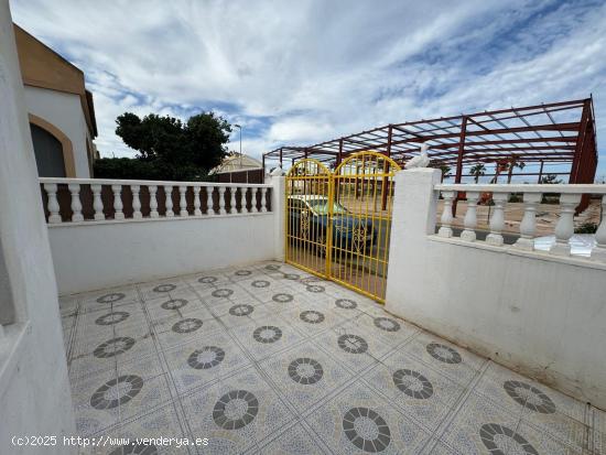 ADOSADO CON SOLARIUM Y PISCINA COMUNITARIA EN LA TORRETA-SIESTA, TORREVIEJA - ALICANTE