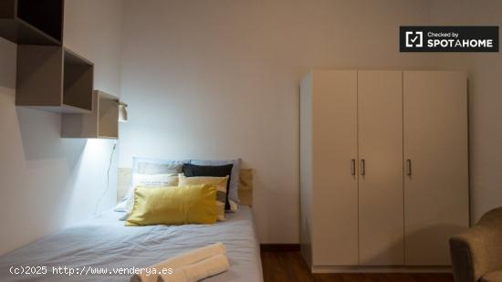 Amplia habitación en un apartamento de 6 dormitorios en Barri Gòtic - BARCELONA