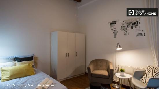 Amplia habitación en un apartamento de 6 dormitorios en Barri Gòtic - BARCELONA