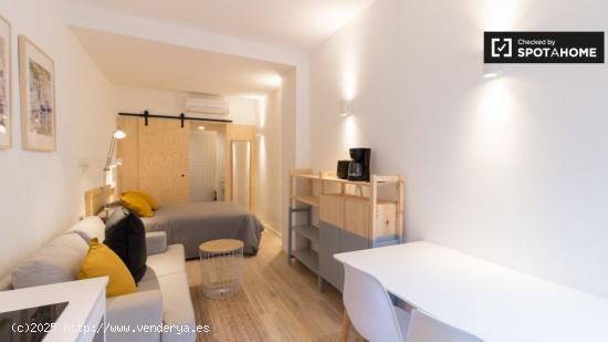 Acogedor estudio sobre jardín con baño en Gracia norte Co-Living - BARCELONA