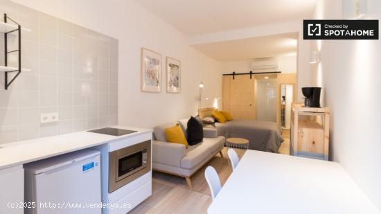 Acogedor estudio sobre jardín con baño en Gracia norte Co-Living - BARCELONA