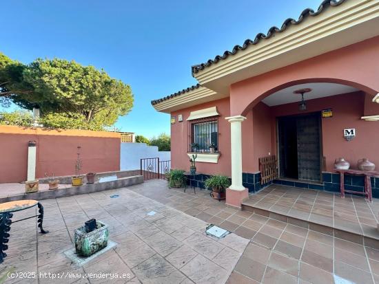 Chalet URBANO de 4 dormitorios y piscina en el Pinar de los Franceses - CADIZ