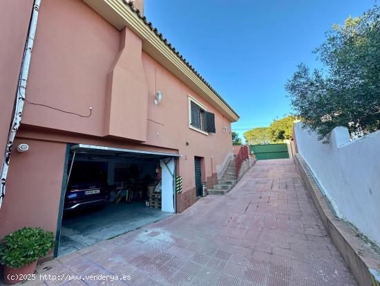 Chalet URBANO de 4 dormitorios y piscina en el Pinar de los Franceses - CADIZ