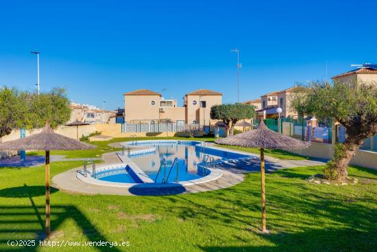 DÚPLEX ESQUIN CON PISCINA, SOLÁRIUM Y ENTRADA PARA COCHE EN EL CENTRO - ALICANTE