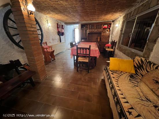 CASA CON JARDIN ,PISCINA Y TERRENO ANEJO CON MUCHAS POSIBILIDADES - HUESCA