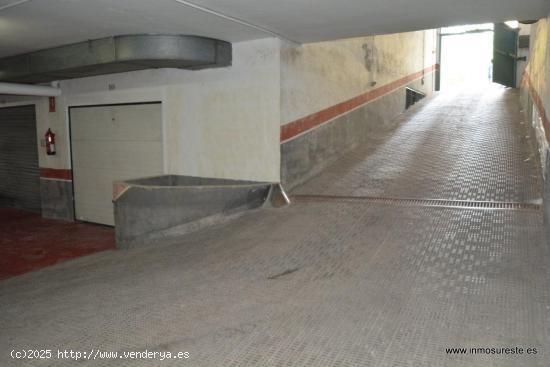 Alquiler de plaza de garaje cerrada en Orihuela, zona C/ Obispo Rocamora, 14 m2. - ALICANTE