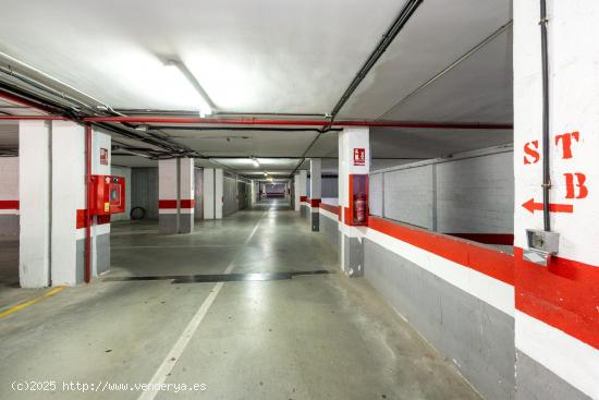 Comoda plaza de garaje en Villarejo, junto Camino de Ronda. Cerca de parada de bus y metro. - GRANAD