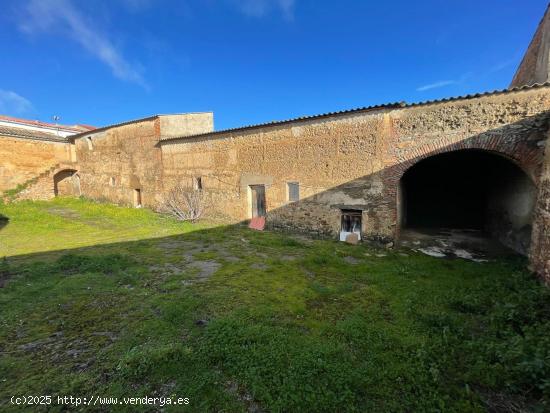 GRAN CASA EN SIERRA DE FUENTES CON PATIO DE 160 METROS - CACERES