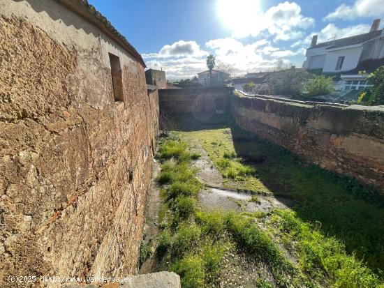 GRAN CASA EN SIERRA DE FUENTES CON PATIO DE 160 METROS - CACERES