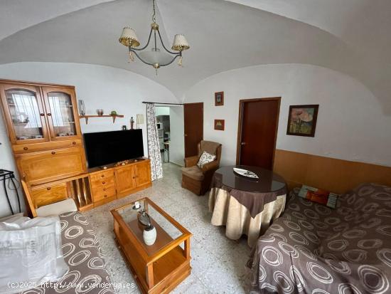 GRAN CASA EN SIERRA DE FUENTES CON PATIO DE 160 METROS - CACERES