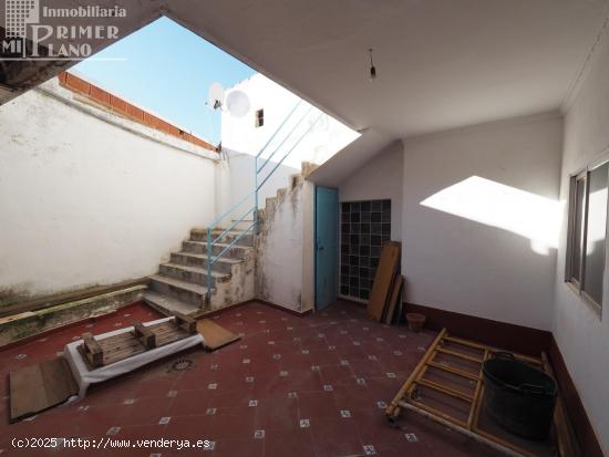 *Casa de 2 plantas junto J Mª Del Moral, en esquina de 6 dorm y 3 baños, con 406 m2 y 80.000 Euros