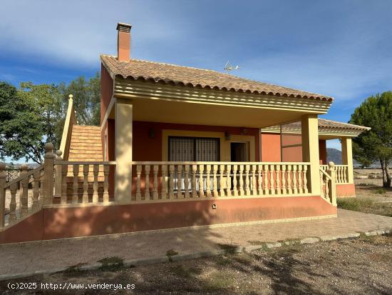 CASA-CHALET CON 3 DORMITORIOS, GARAJE, PORCHES, BARBACOA Y JARDINES, VALLADA EN AGUADERAS - MURCIA