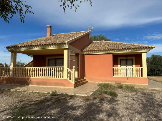 CASA-CHALET CON 3 DORMITORIOS, GARAJE, PORCHES, BARBACOA Y JARDINES, VALLADA EN AGUADERAS - MURCIA