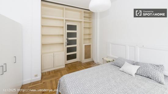 Habitación soleada con armario independiente en un apartamento de 5 dormitorios, Salamanca - MADRID