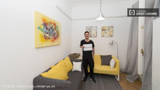 Habitación soleada con armario independiente en un apartamento de 5 dormitorios, Salamanca - MADRID