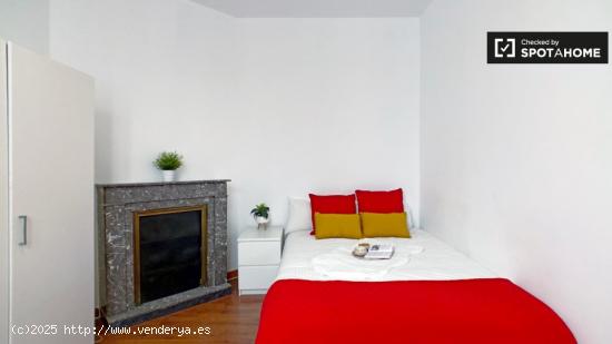 Auténtica habitación con cómoda en un apartamento de 8 dormitorios en La Latina, Madrid - MADRID