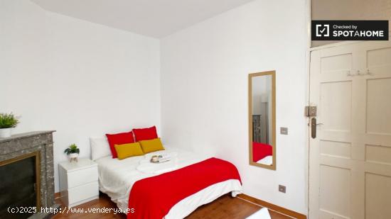 Auténtica habitación con cómoda en un apartamento de 8 dormitorios en La Latina, Madrid - MADRID