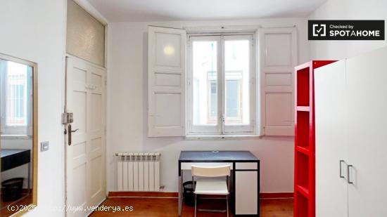 Auténtica habitación con cómoda en un apartamento de 8 dormitorios en La Latina, Madrid - MADRID