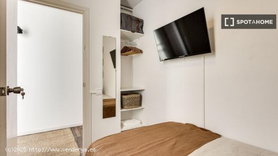 Se alquilan habitaciones en un apartamento de 4 dormitorios en Ciutat Vella - BARCELONA