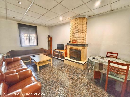  ESTUPENDA CASA EN ORIHUELA CON CHIMENEA Y TERRAZA AMPLIA, LISTA PARA ENTRAR A VIVIR.... ¡VISITELA!  