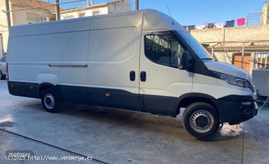 Iveco Daily Furgon 35S15 2.3 D 146 CV L4H3 de 2019 con 179.000 Km por 23.999 EUR. en Murcia