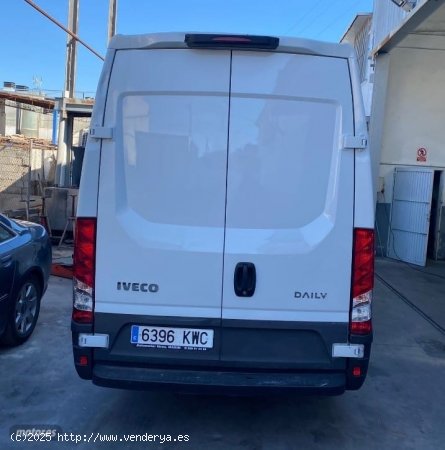 Iveco Daily Furgon 35S15 2.3 D 146 CV L4H3 de 2019 con 179.000 Km por 23.999 EUR. en Murcia