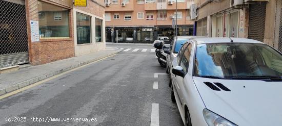 SE VENDE PLAZA DE GARAJE  CON TRASTERO EN MUY BUENA ZONA - ALICANTE