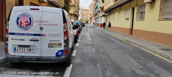 SE VENDE PLAZA DE GARAJE  CON TRASTERO EN MUY BUENA ZONA - ALICANTE