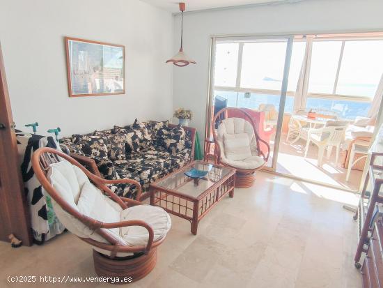 Gran piso de 2 dorm. en primera línea de Playa de Poniente - www.inmobiliarialesdunes.com - ALICANT