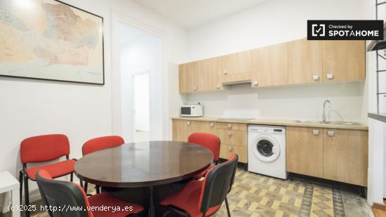 Se alquila habitación en apartamento de 11 dormitorios, cerca del Mercado de La Boqueria en Barri G