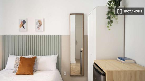 Habitación individual soleada con baño privado y con terraza - MADRID