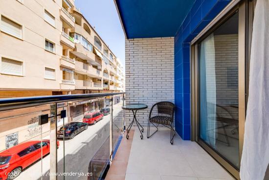 SE VENDE ESTUDIO EN PRIMERA LINEA DE LA PLAYA EN TORREVIEJA (ALICANTE) - ALICANTE