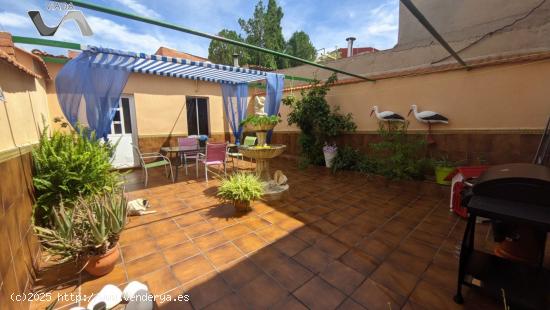  CASA CON COCHERA Y PATIO - CIUDAD REAL 