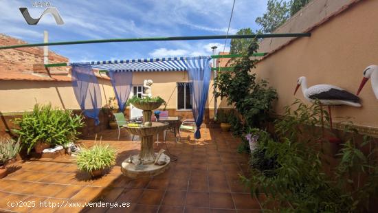 CASA CON COCHERA Y PATIO - CIUDAD REAL