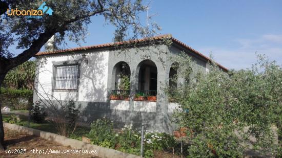 PRECIOSO CHALET CON PISCINA TOTALMENTE LEGALIZADO PARA ENTRAR A VIVIR - BADAJOZ