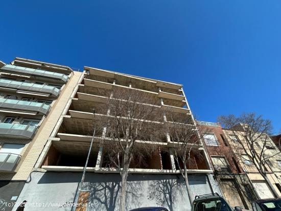  Se vende edificio con obra paralizada en la avenida Santa Eulalia de Terrassa - BARCELONA 