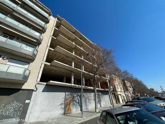 Se vende edificio con obra paralizada en la avenida Santa Eulalia de Terrassa - BARCELONA