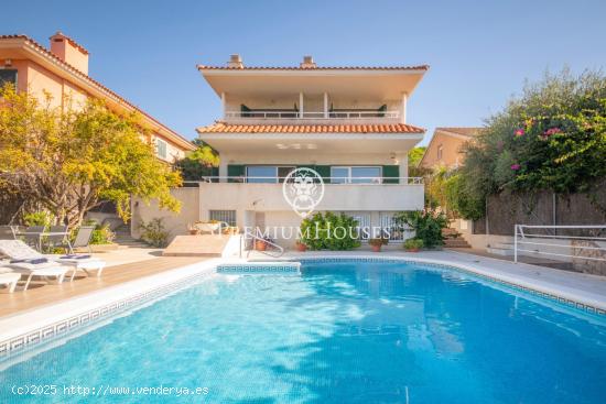  Casa con jardín y piscina en Levantina - BARCELONA 