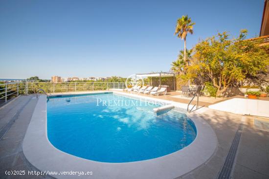 Casa con jardín y piscina en Levantina - BARCELONA