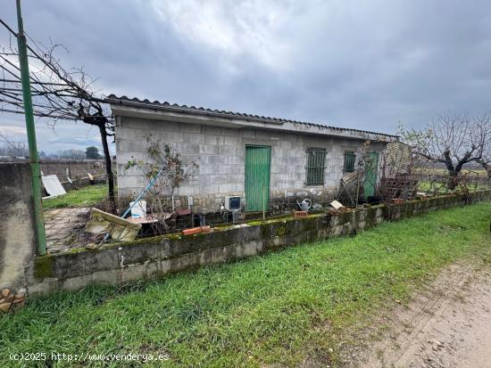 SE VENDE CASA DE APEROS DE BLOQUE DE 40M2 CON UNA FINCA DE 2300 M2. - LEON